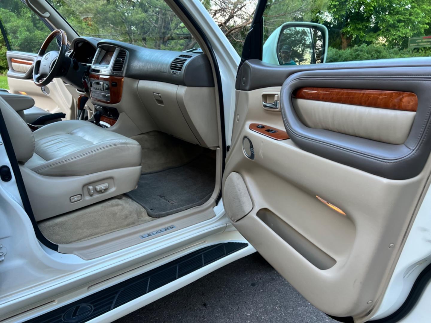 2005 White /Tan Lexus LX 470 , located at 2510 47th St. Suite 200, Boulder, CO, 80301, (303) 641-0333, 40.026196, -105.243217 - Photo#23